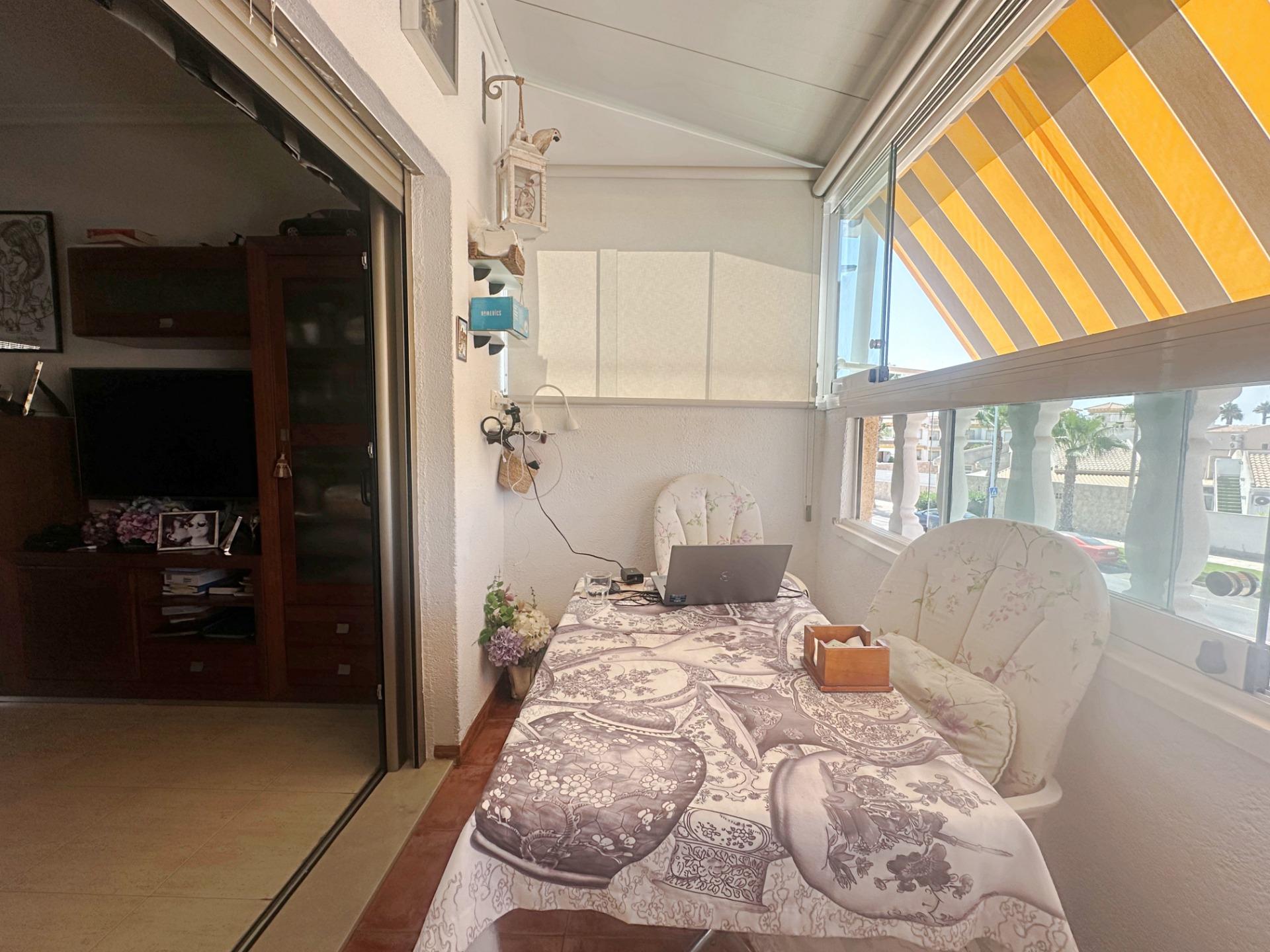 Bungalow en planta alta con vistas a la piscina en Torreviej - foto 14