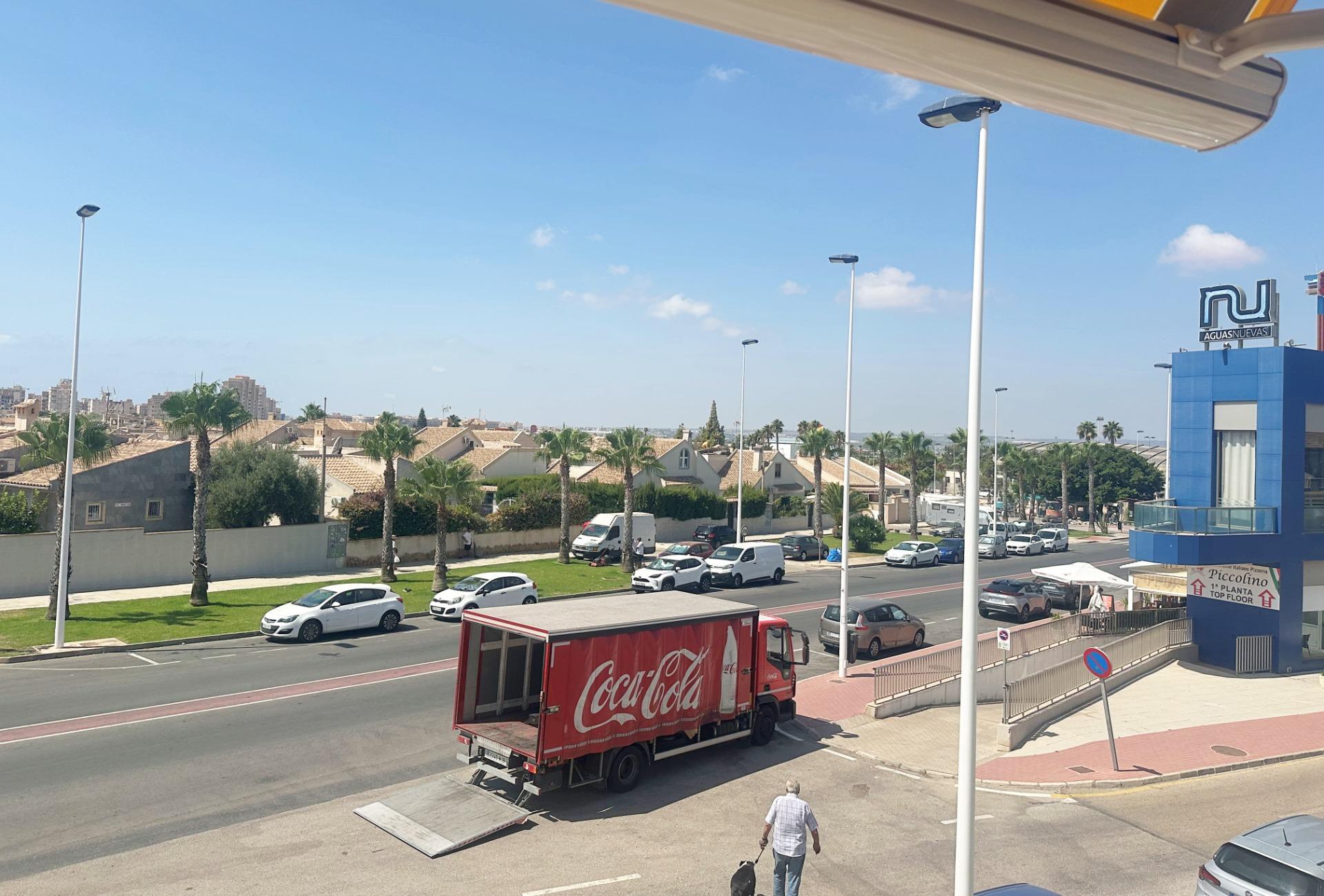 Bungalow en planta alta con vistas a la piscina en Torreviej - foto 15