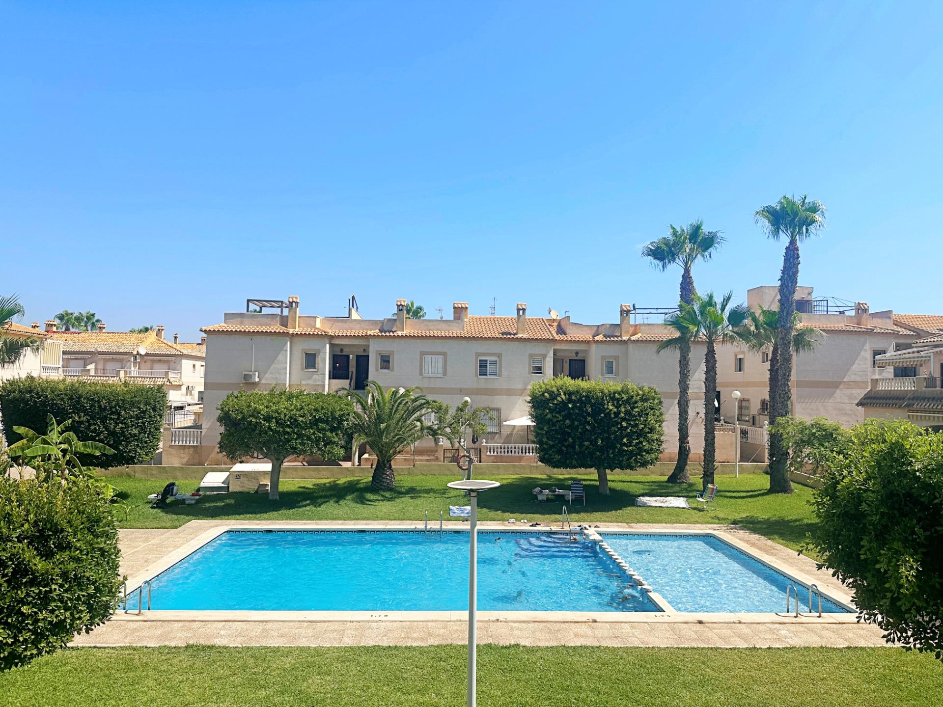 Bungalow en planta alta con vistas a la piscina en Torreviej - foto 16