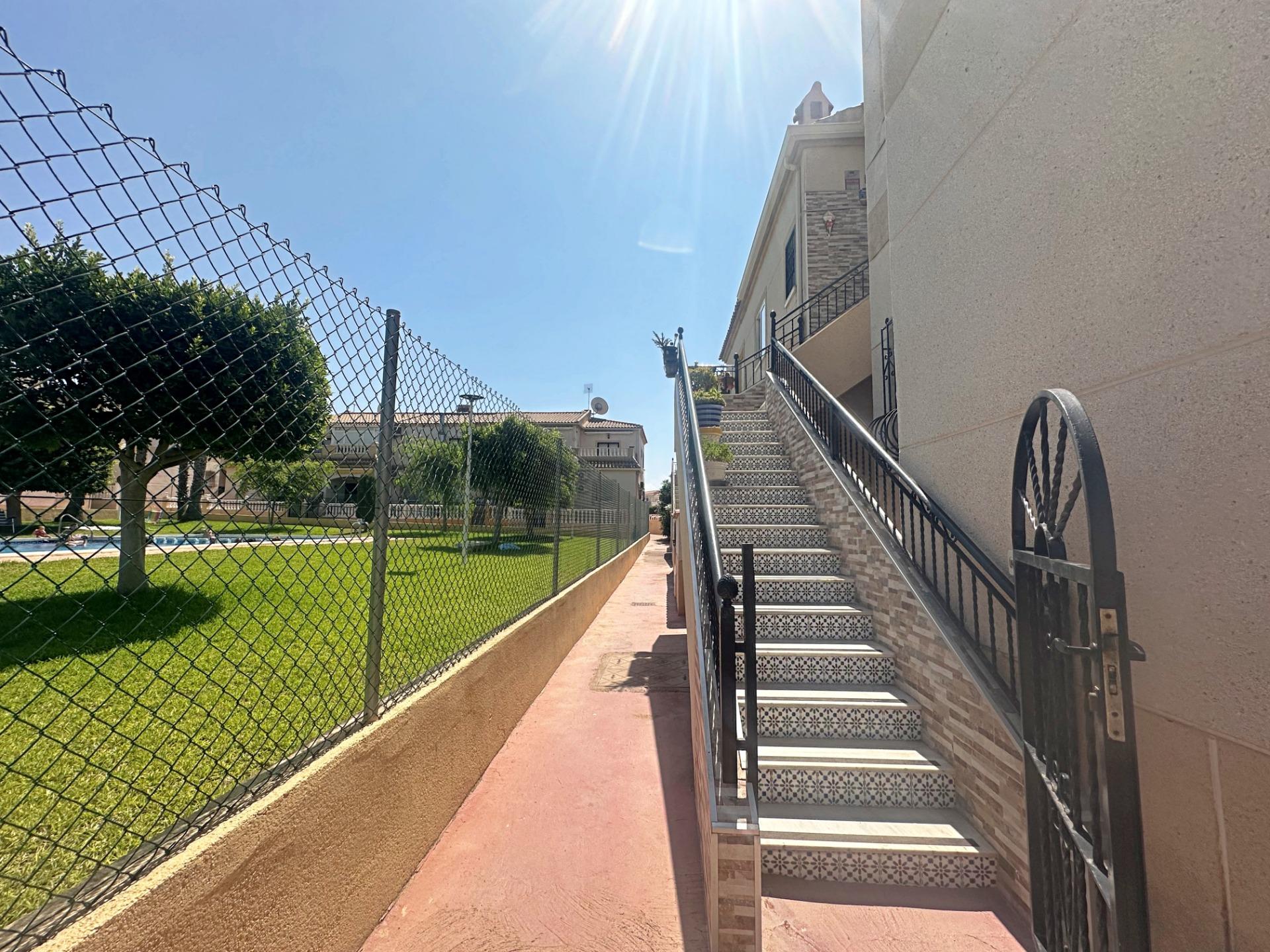 Bungalow en planta alta con vistas a la piscina en Torreviej - foto 17
