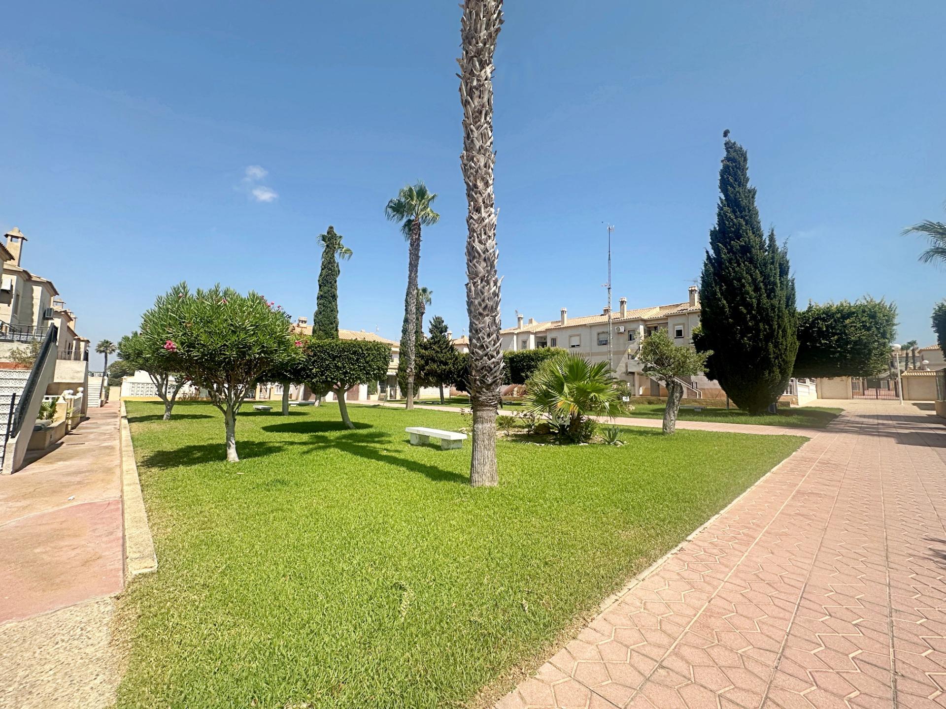 Bungalow en planta alta con vistas a la piscina en Torreviej - foto 18