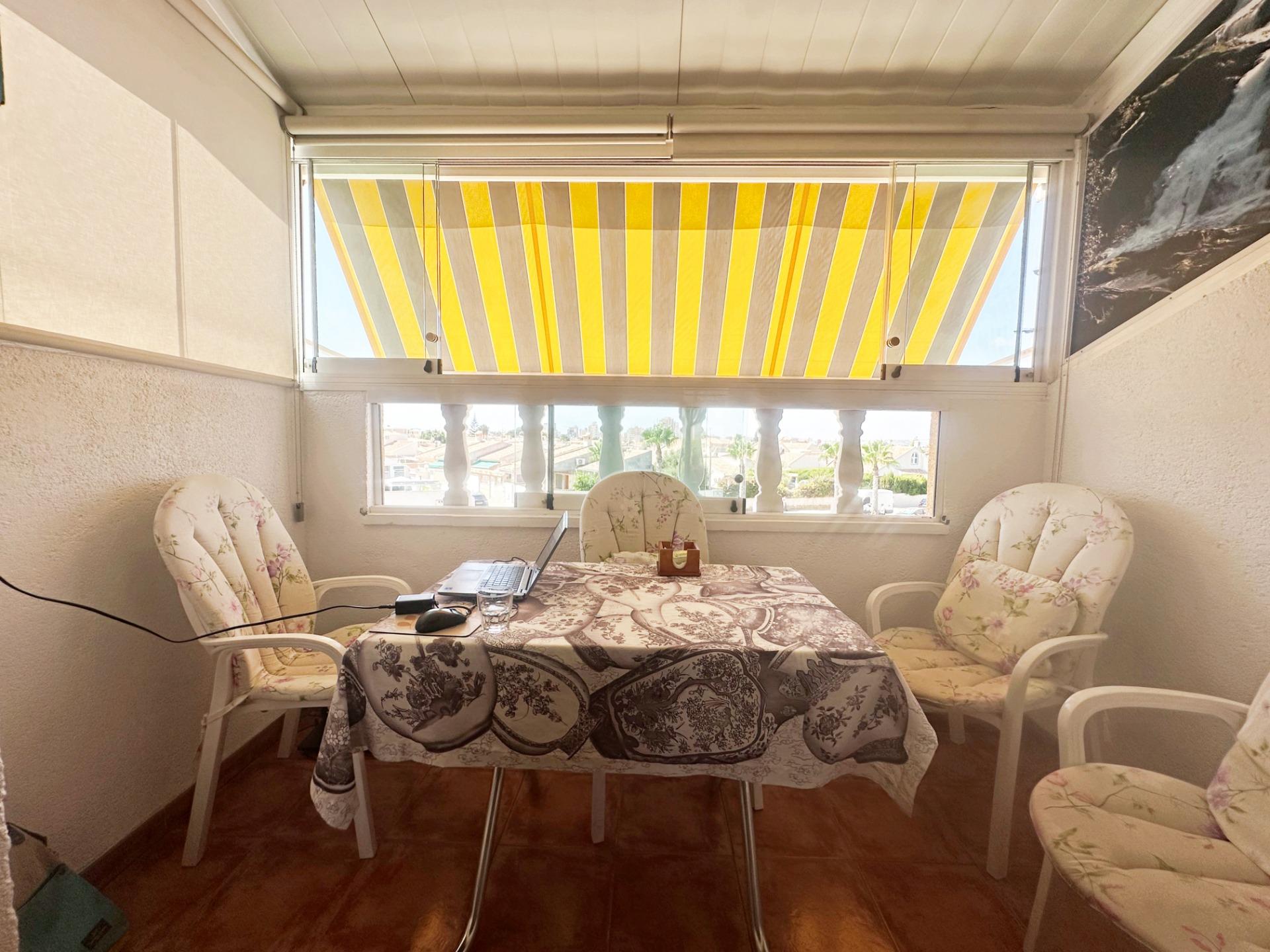 Bungalow en planta alta con vistas a la piscina en Torreviej - foto 4