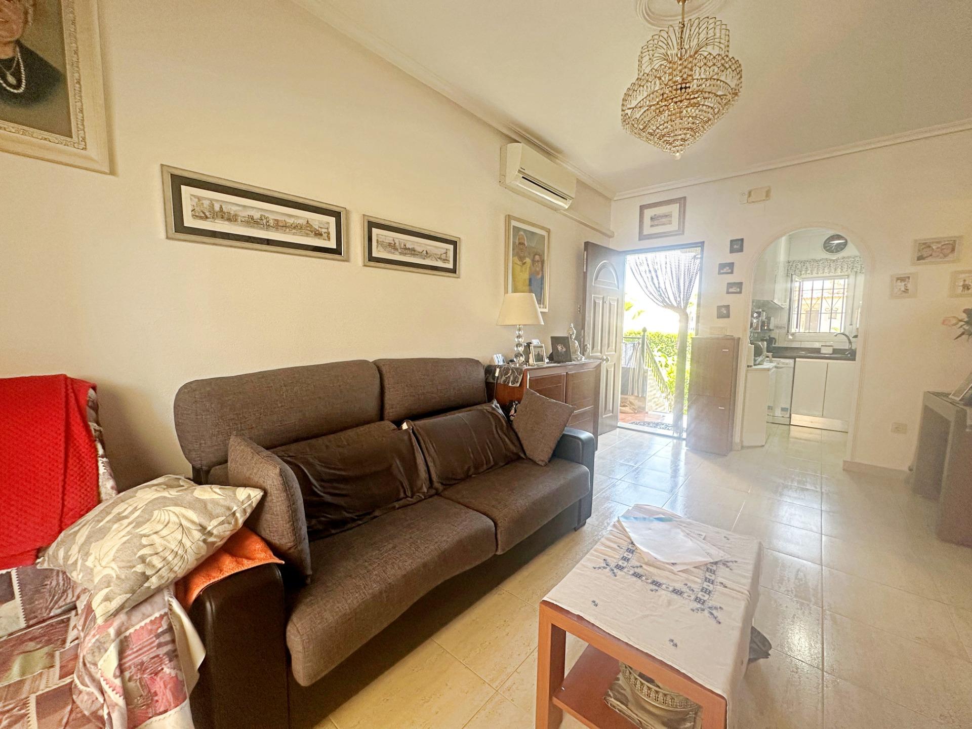 Bungalow en planta alta con vistas a la piscina en Torreviej - foto 5