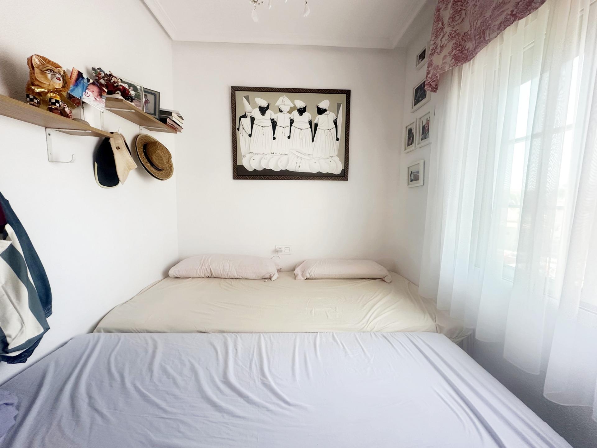 Bungalow en planta alta con vistas a la piscina en Torreviej - foto 10
