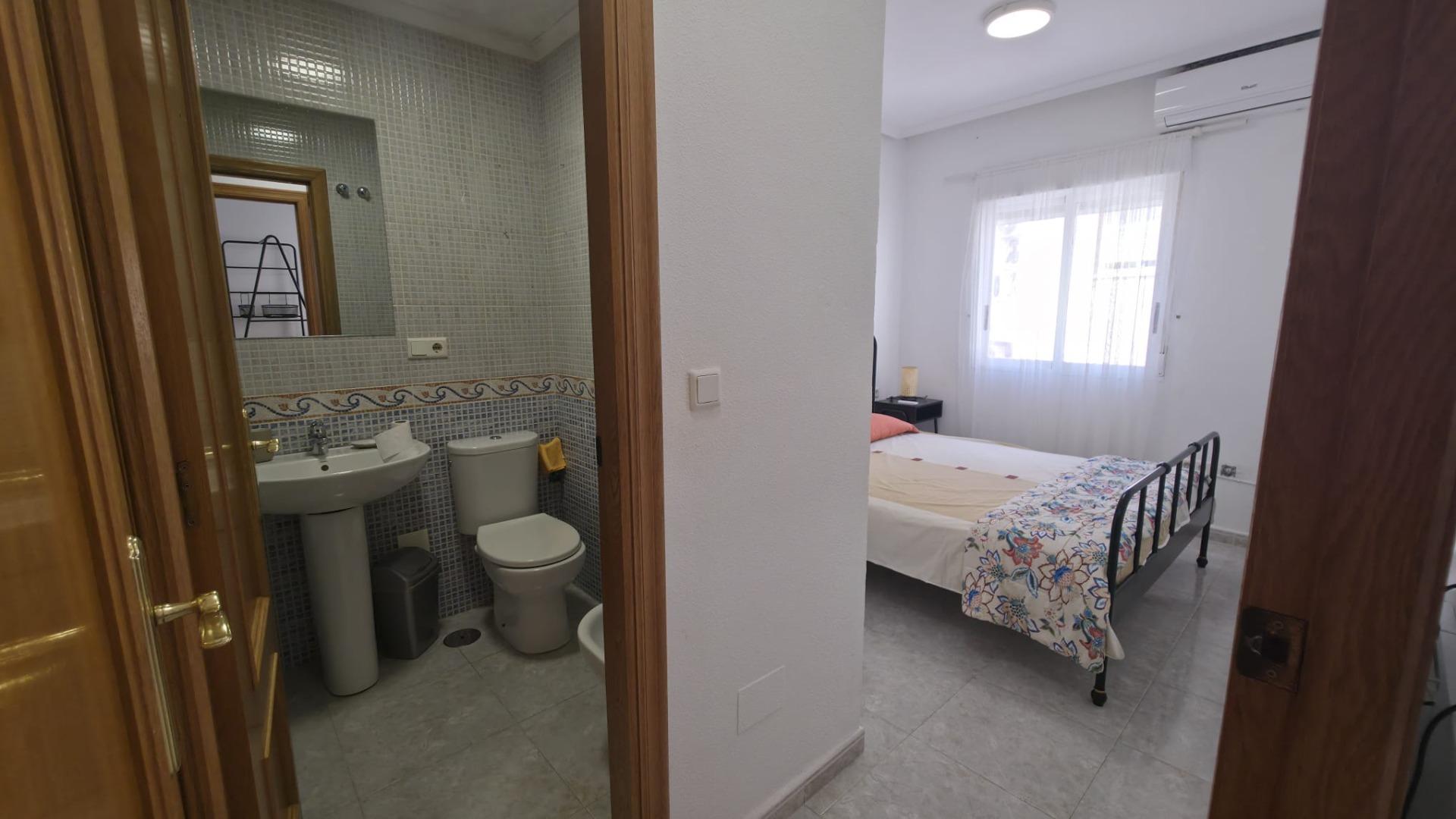 Apartamento en Torrevieja playa de Los Locos en Perfecto Est - foto 8