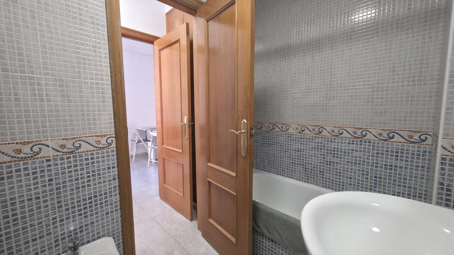 Apartamento en Torrevieja playa de Los Locos en Perfecto Est - foto 9