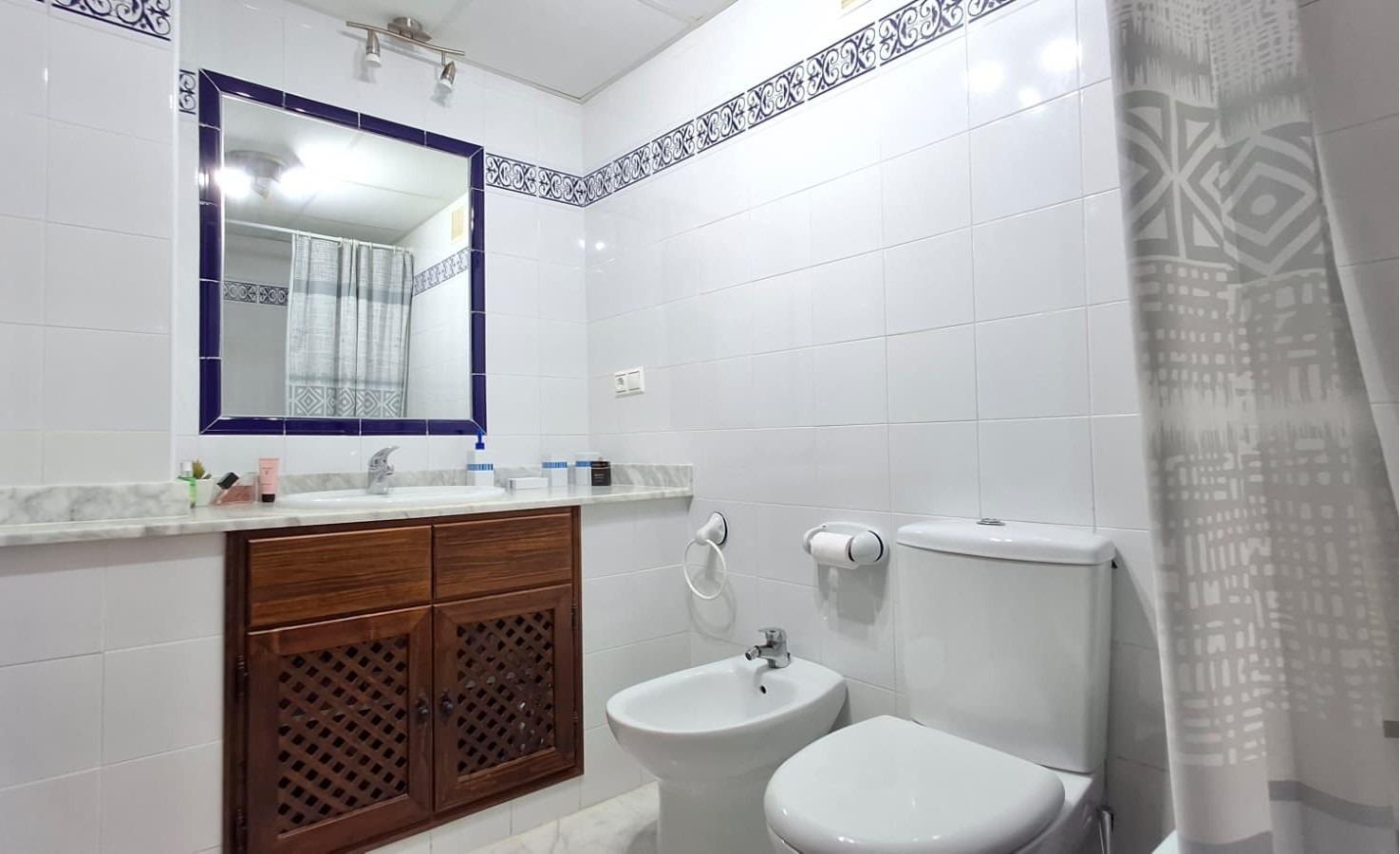 Apartamento en Torrevieja a solo 100 metros de la Playa de L - foto 17