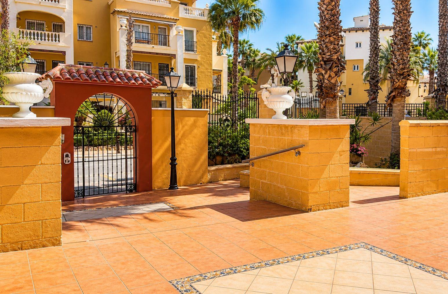 Apartamento en Torrevieja a solo 100 metros de la Playa de L - foto 6