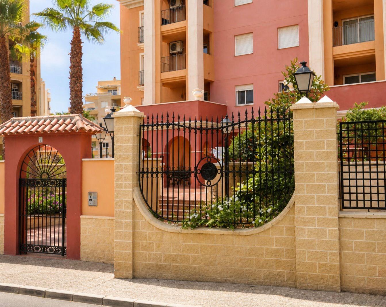 Apartamento en Torrevieja a solo 100 metros de la Playa de L - foto 7
