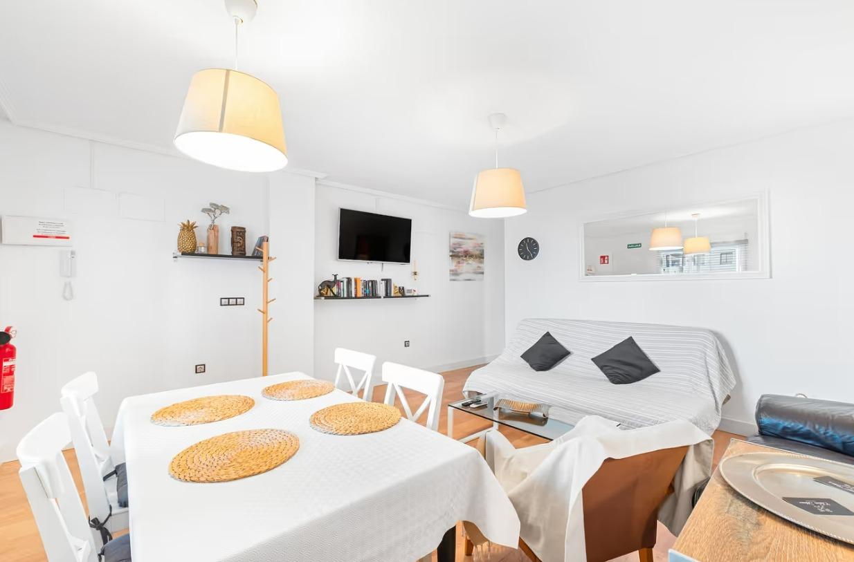Apartamento de 3 dormitorios 2 baños, garaje, se alquila por - foto 2