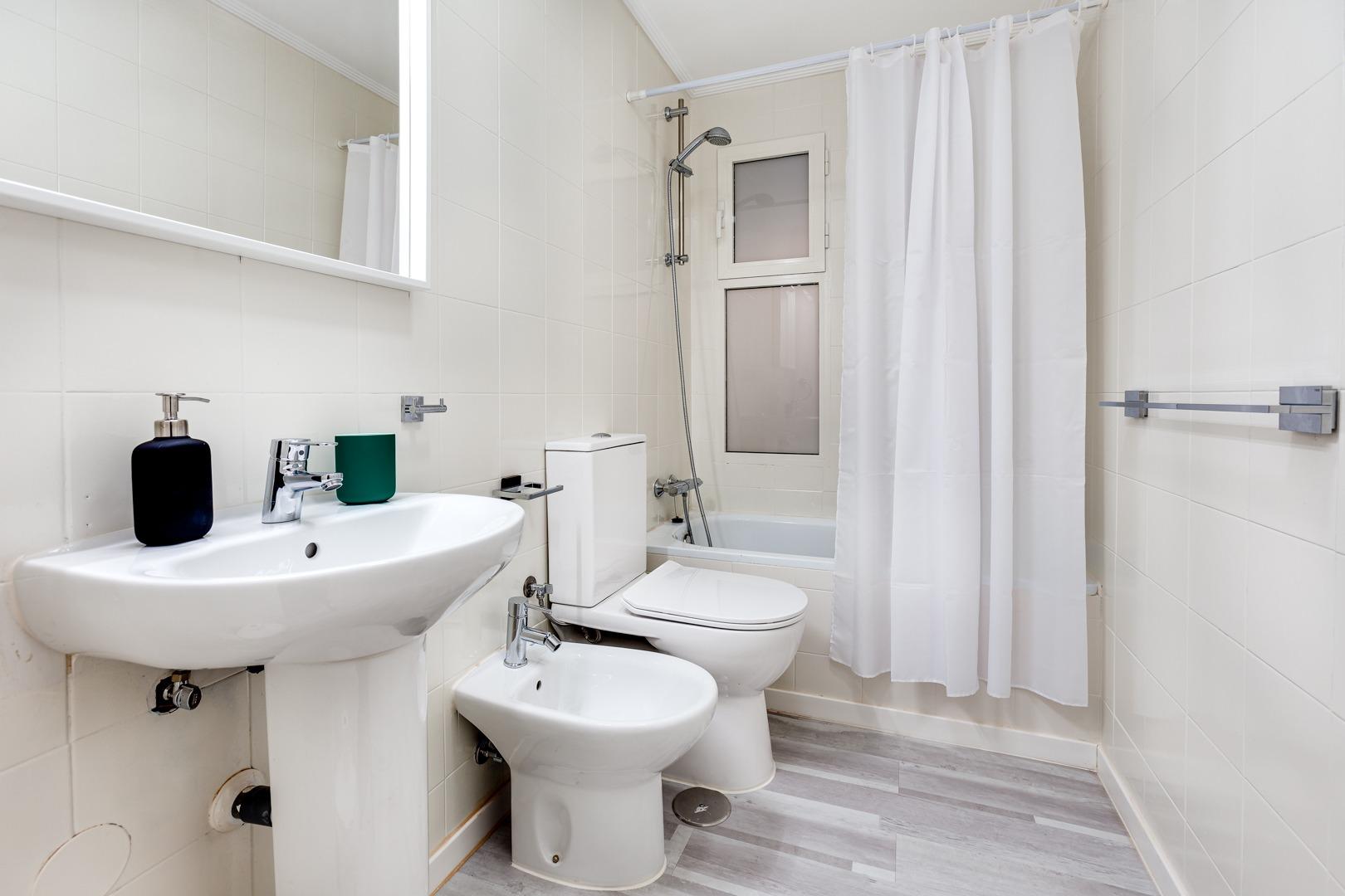 Apartamento de 3 dormitorios 2 baños, garaje, se alquila por - foto 15