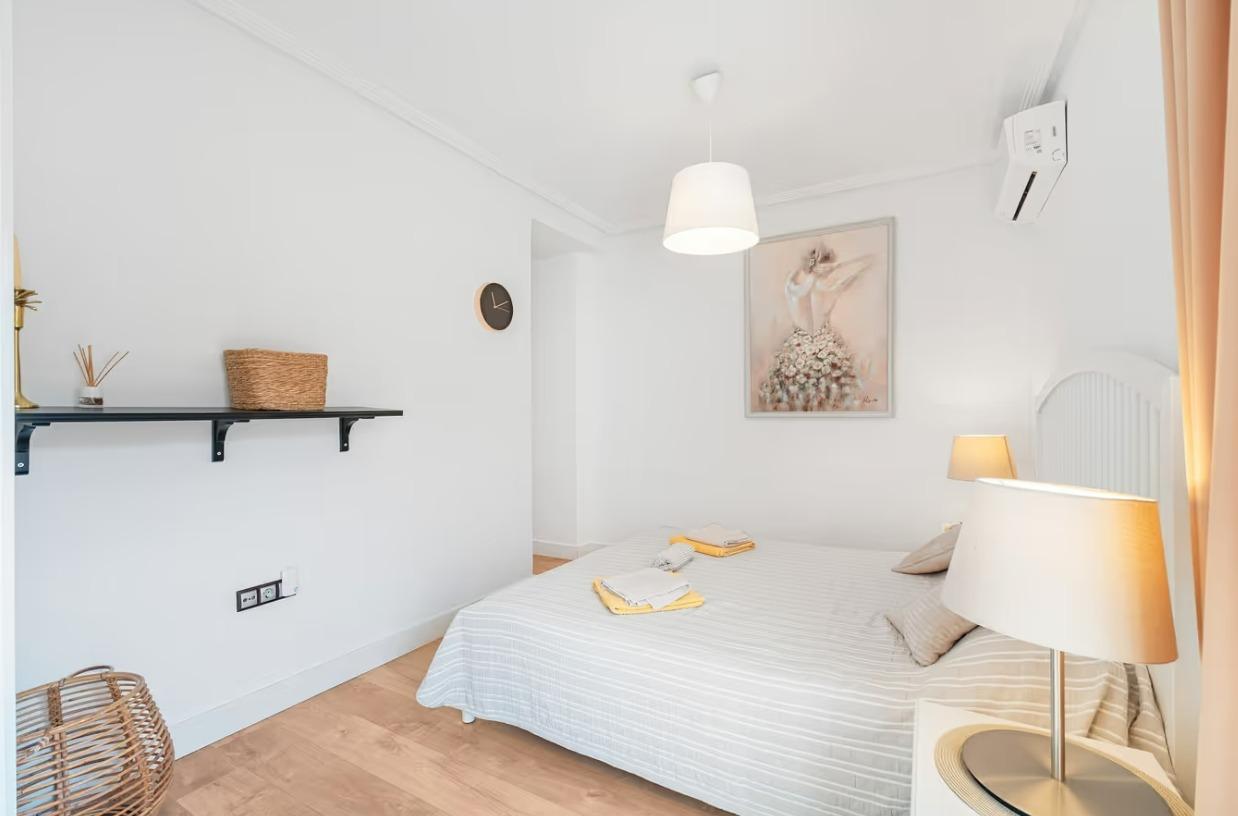 Apartamento de 3 dormitorios 2 baños, garaje, se alquila por - foto 4
