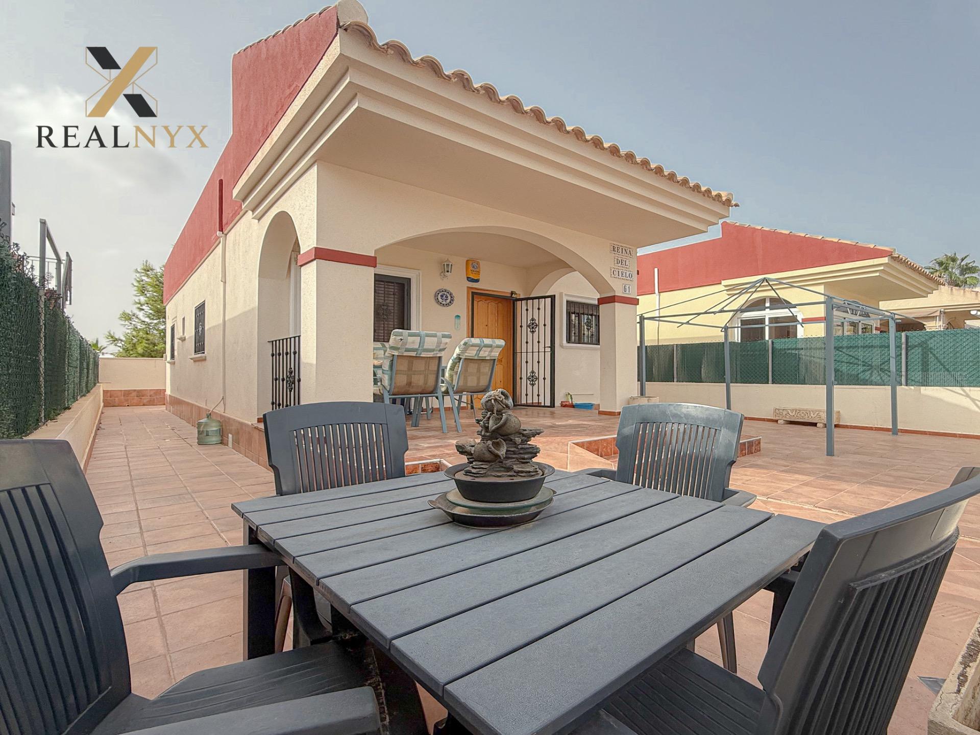 Aguas Nuevas! Espectacular chalet con gigantesco solarium y 