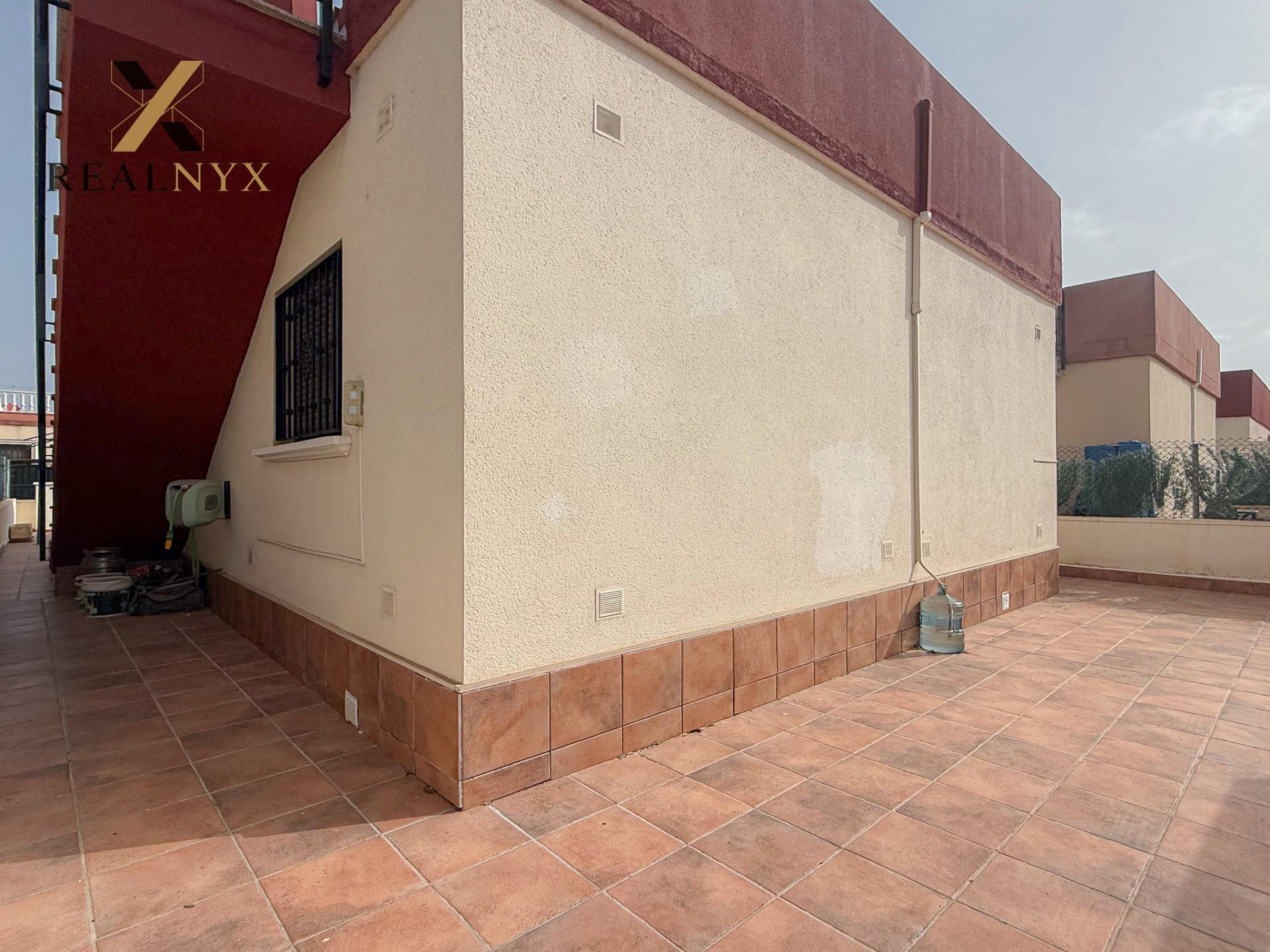 Aguas Nuevas! Espectacular chalet con gigantesco solarium y  - foto 12
