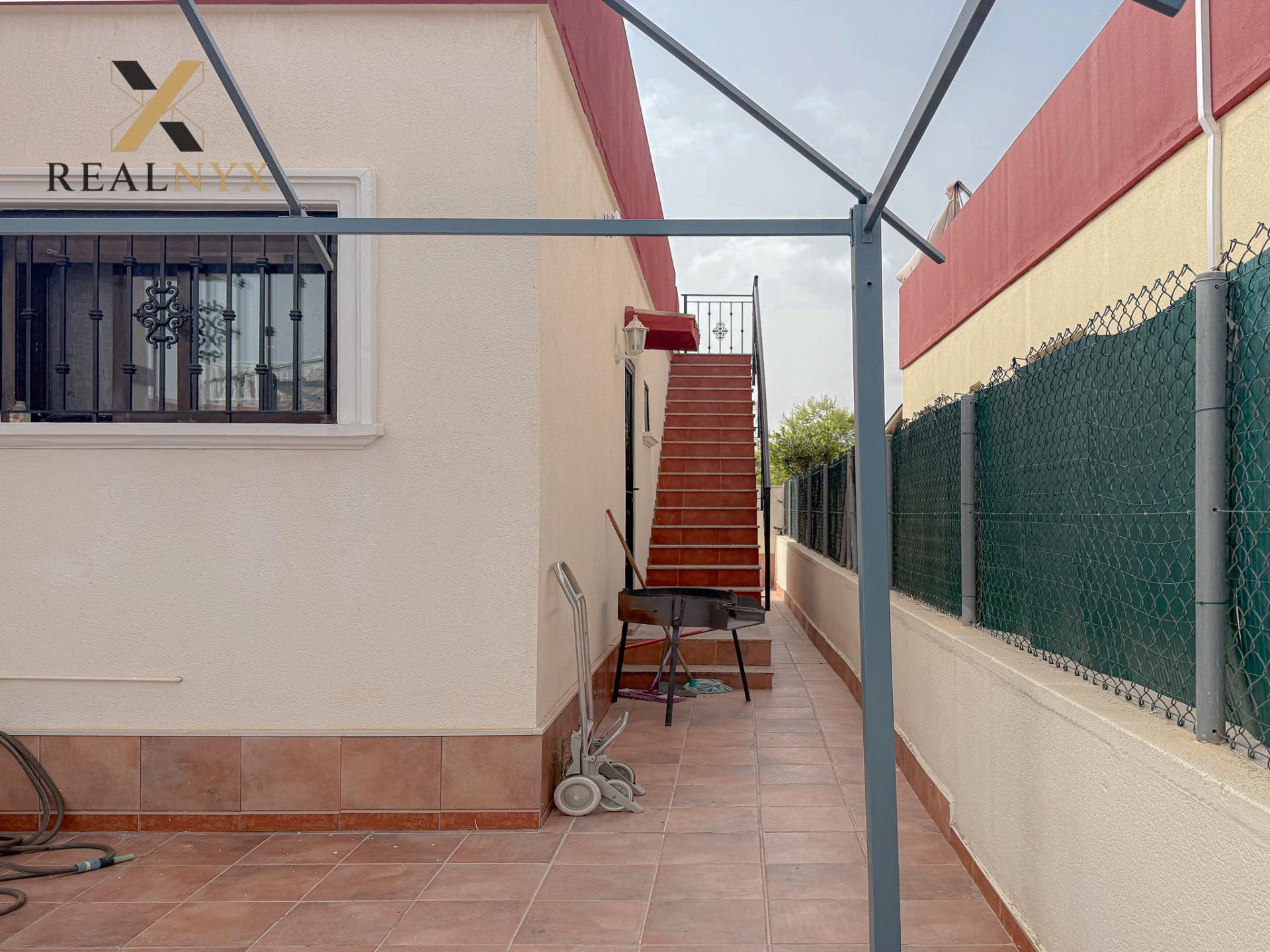 Aguas Nuevas! Espectacular chalet con gigantesco solarium y  - foto 14