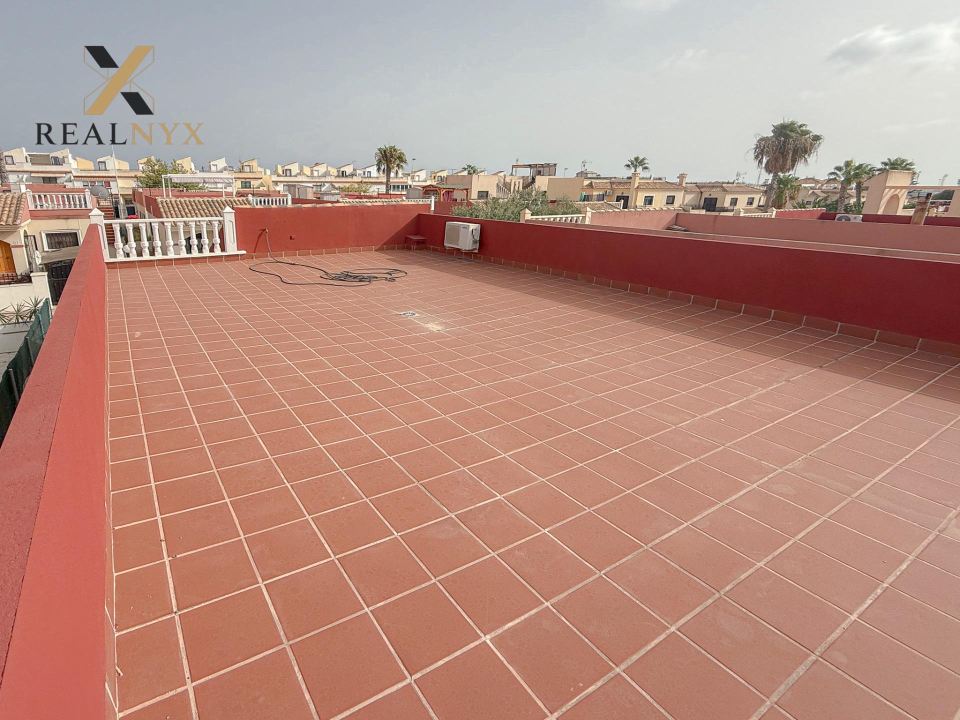 Aguas Nuevas! Espectacular chalet con gigantesco solarium y  - foto 16