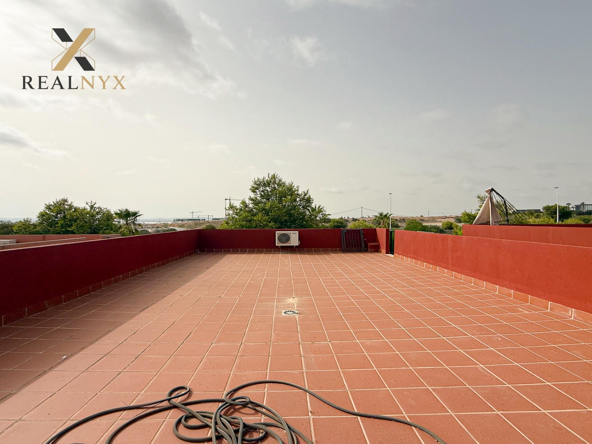 Aguas Nuevas! Espectacular chalet con gigantesco solarium y  - foto 17