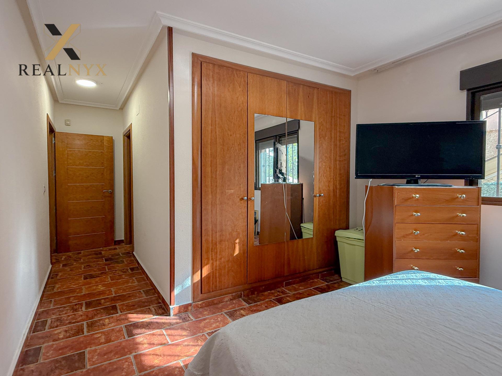 Aguas Nuevas! Espectacular chalet con gigantesco solarium y  - foto 30
