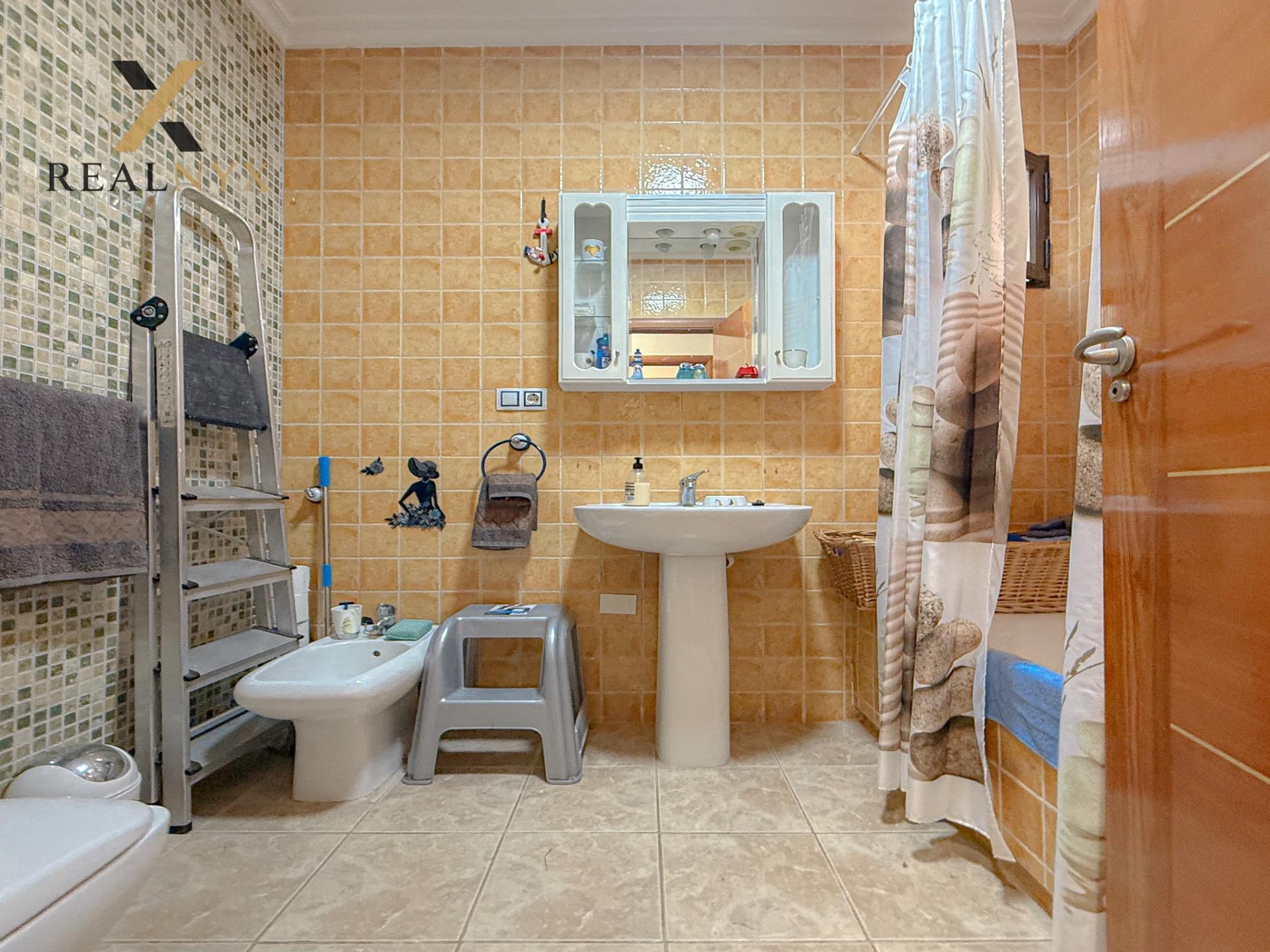 Aguas Nuevas! Espectacular chalet con gigantesco solarium y  - foto 32