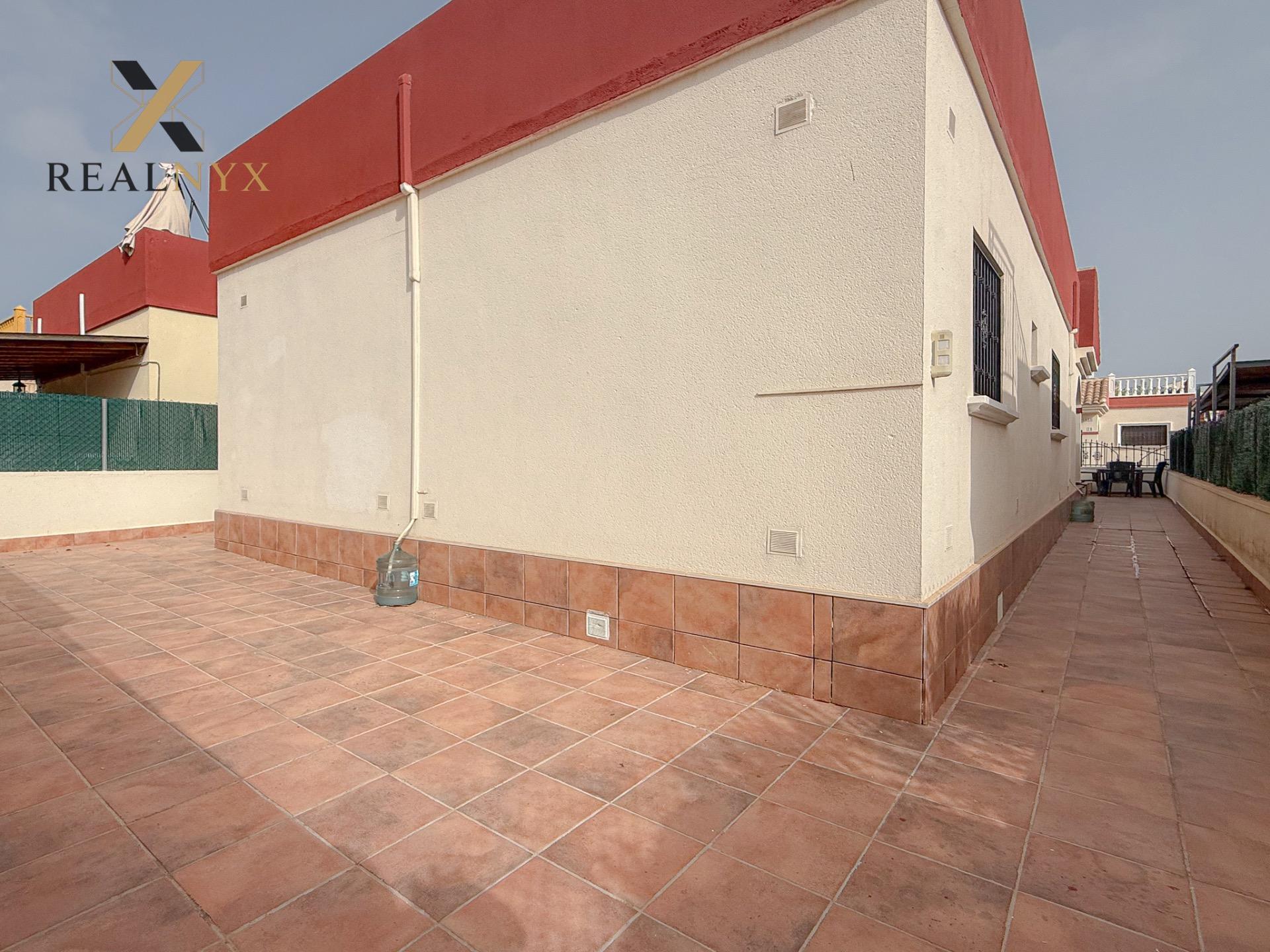 Aguas Nuevas! Espectacular chalet con gigantesco solarium y  - foto 9
