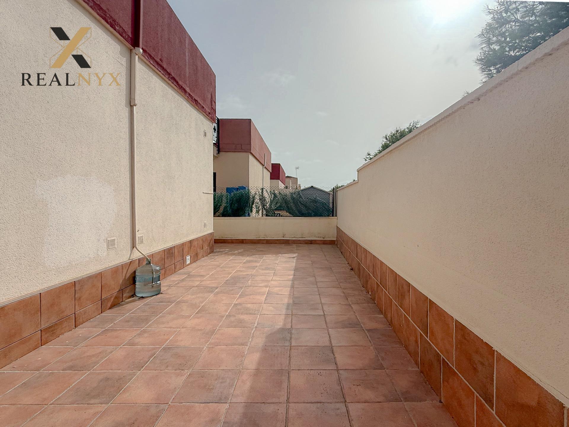 Aguas Nuevas! Espectacular chalet con gigantesco solarium y  - foto 10