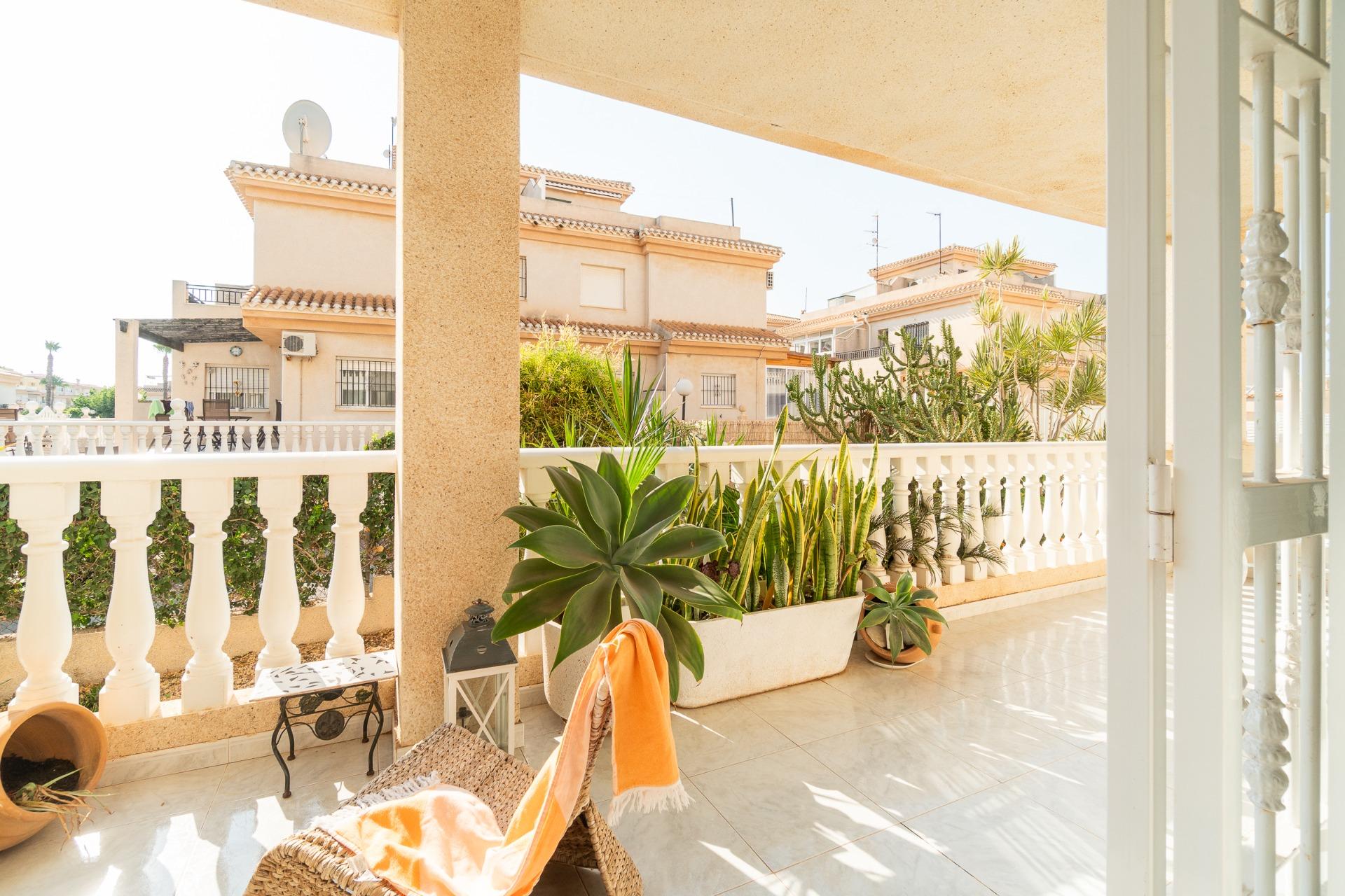 AMPLIO APARTAMENTO PLANTA BAJA DE 107 m2 JUNTO A PISCINA EN 
