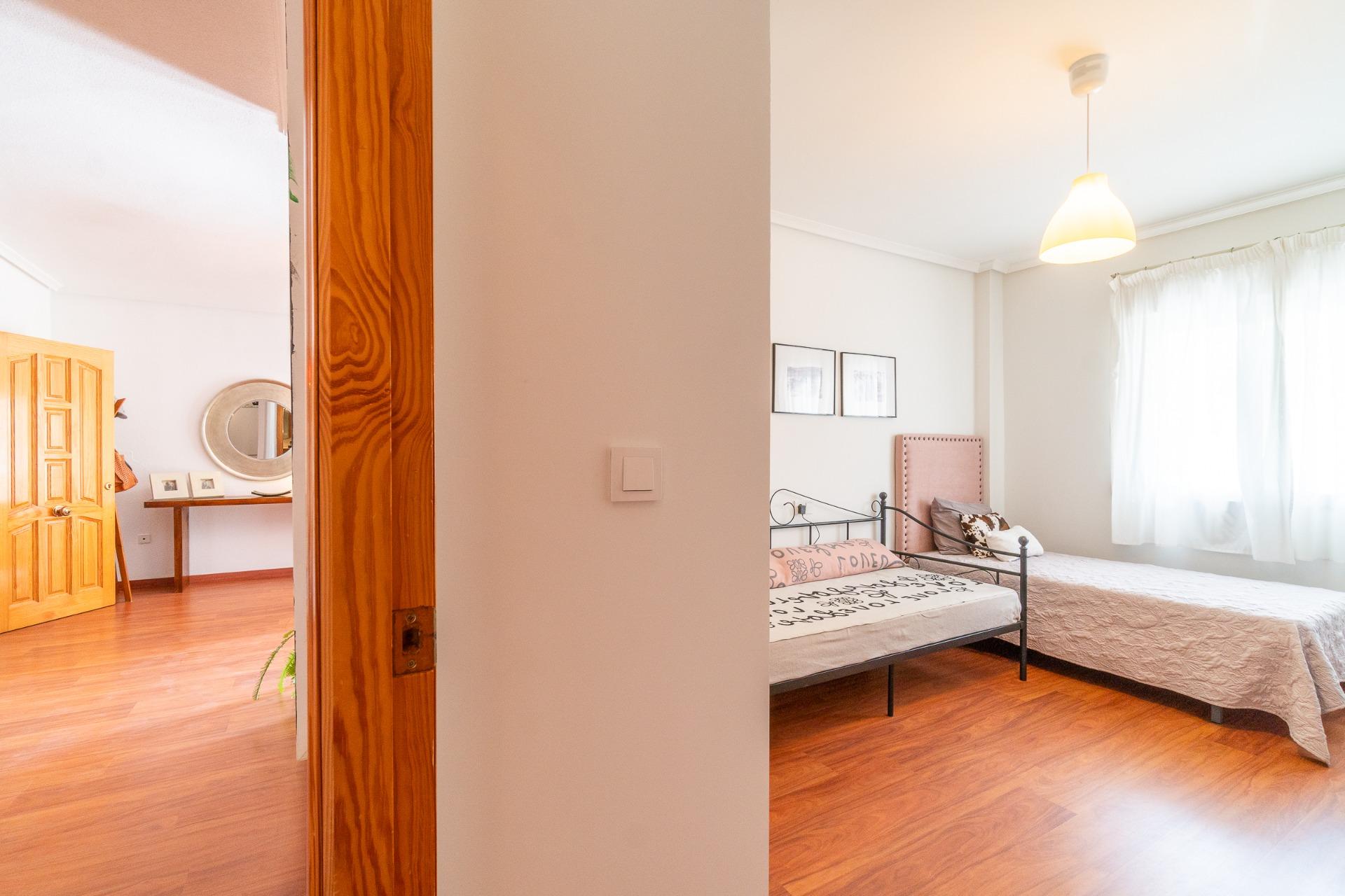 AMPLIO APARTAMENTO PLANTA BAJA DE 107 m2 JUNTO A PISCINA EN  - foto 21