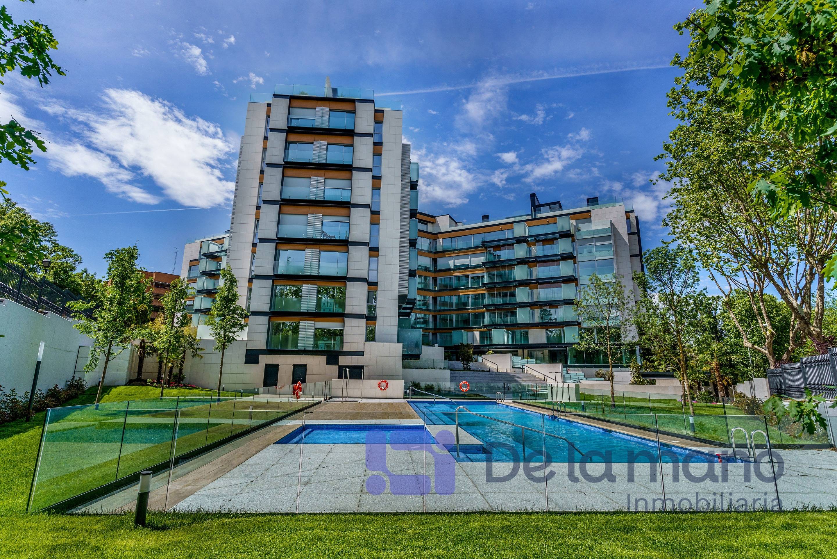 APARTAMENTO DE LUJO CON GARAJE, TRASTERO, PISCINA Y GIMNASIO
