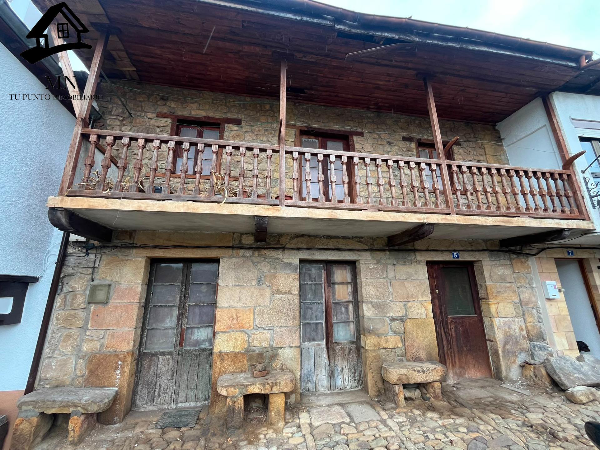 Casa de piedra tradicional con balconada en pleno centro de Selaya
