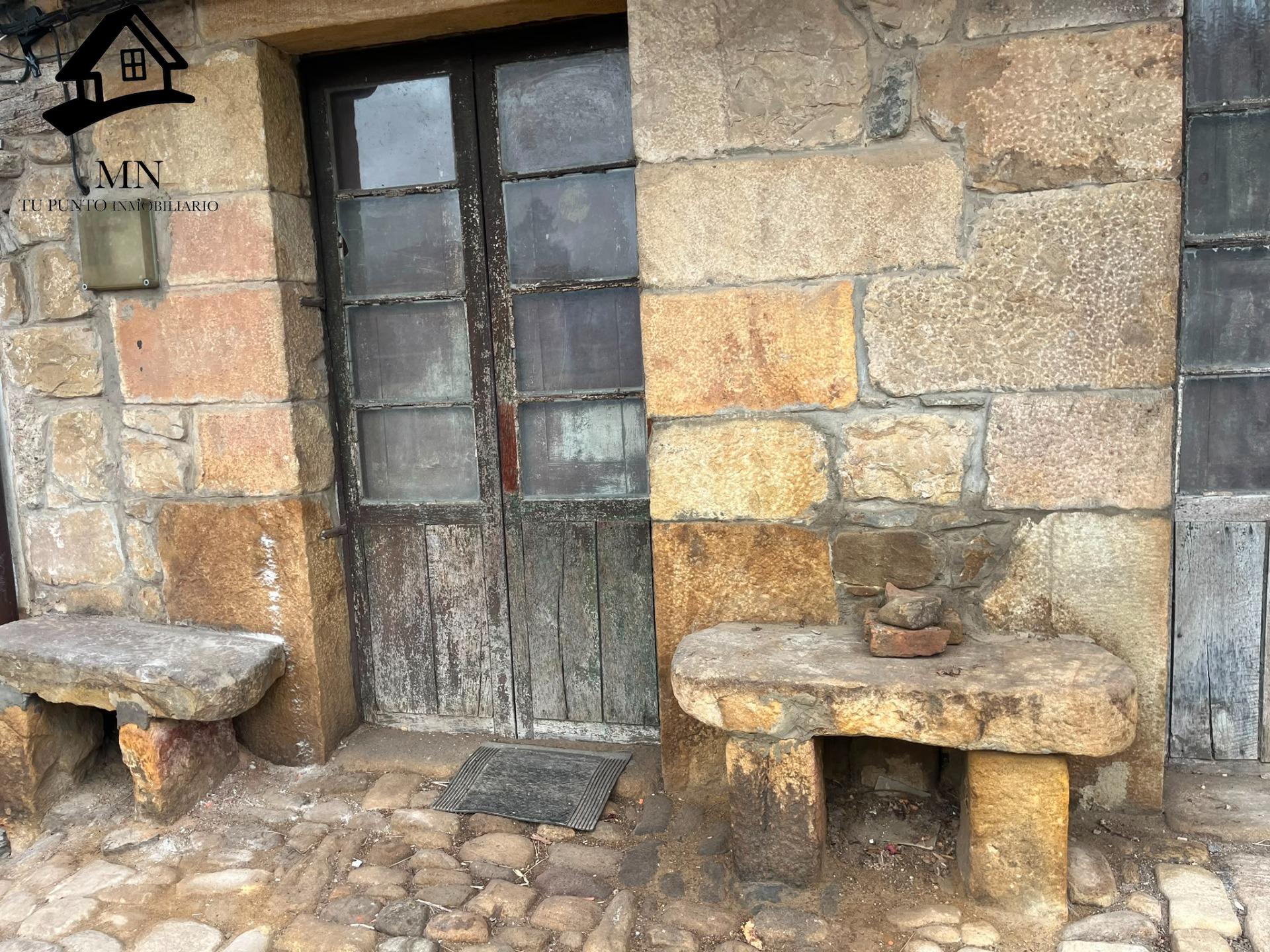 Casa de piedra tradicional con balconada en pleno centro de  - foto 2