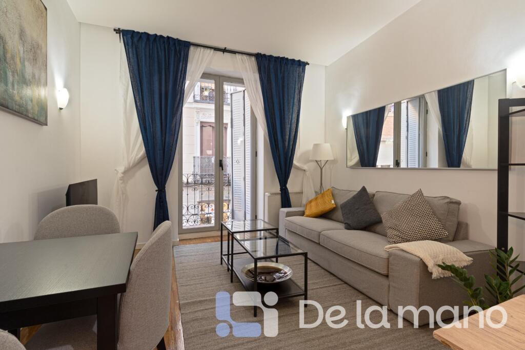 PISO REFORMADO, AMUEBLADO Y CON BALCÓN PRIVADO.