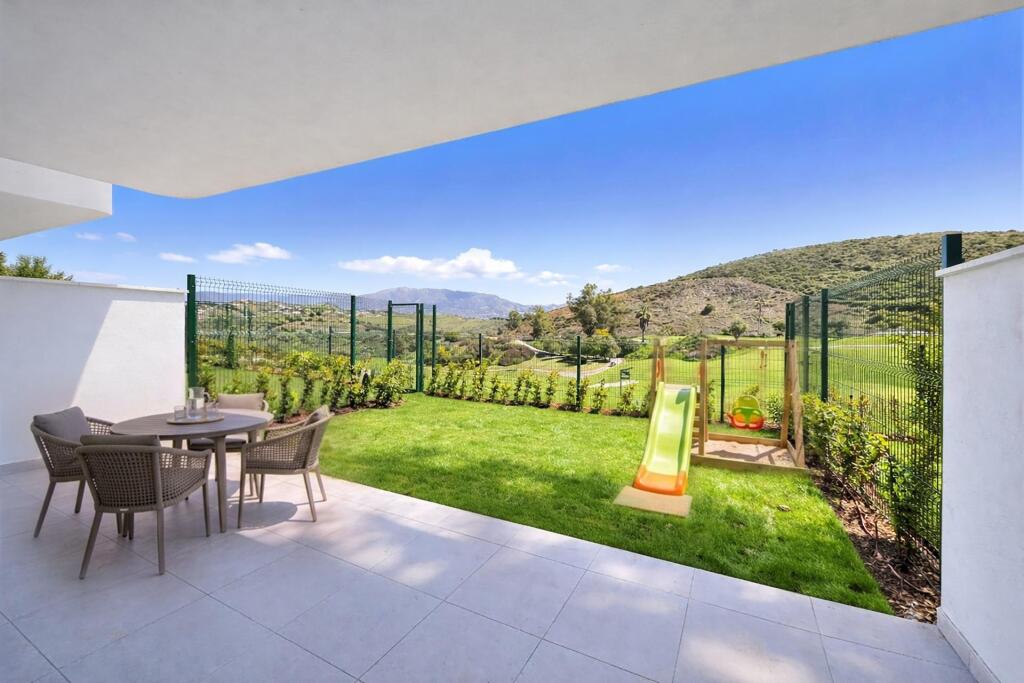 ENTREGA INMEDIATA!!!   BAJO de 3 Dorm. A ESTRENAR con TERRAZA y JARDIN PRIVADO!! y VISTAS AL GOLF!