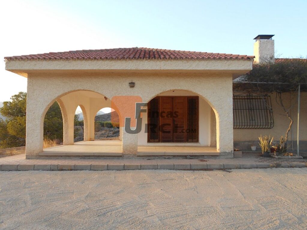 Encantadora vivienda con amplia parcela en un entorno natural privilegiado, a pocos minutos de Águilas.