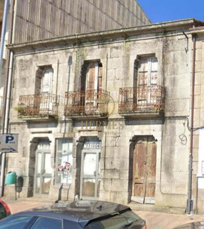 Se vende edificio en Tui.
