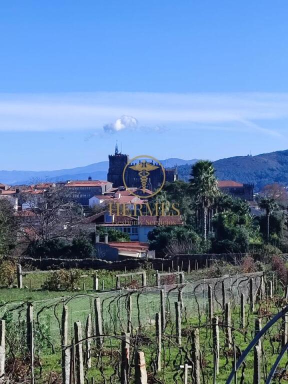 Solar en venta, a un paso de Tui centro.