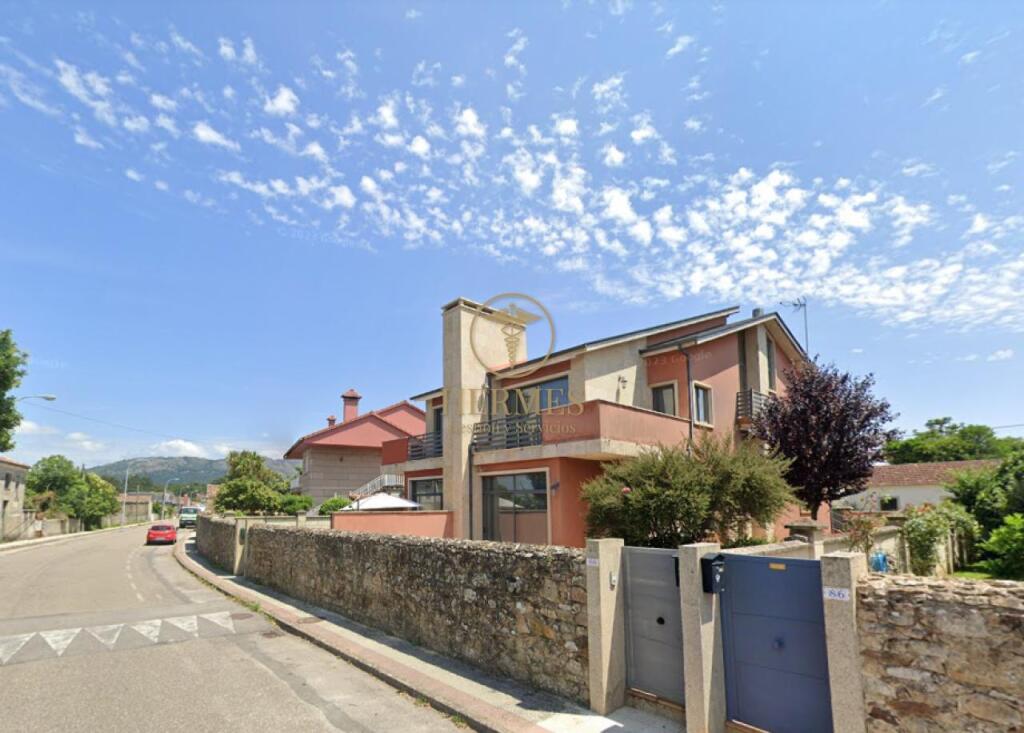 Magnífico Adosado en Goian-Tomiño: ¡Tu Casa Ideal te Espera!