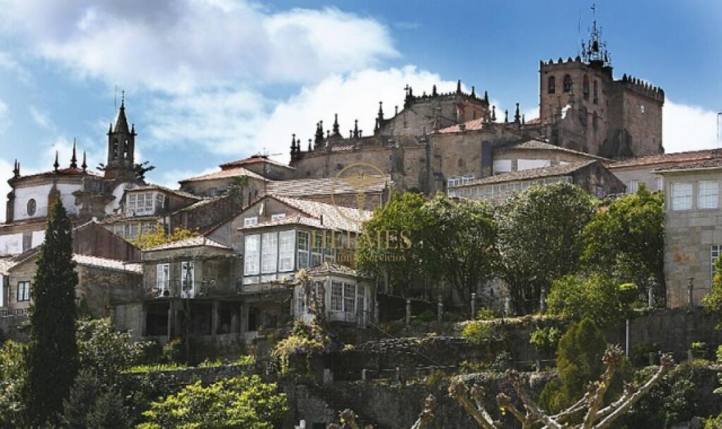 Casa en venta casco historico de Tui con vistas al Rio Miño.