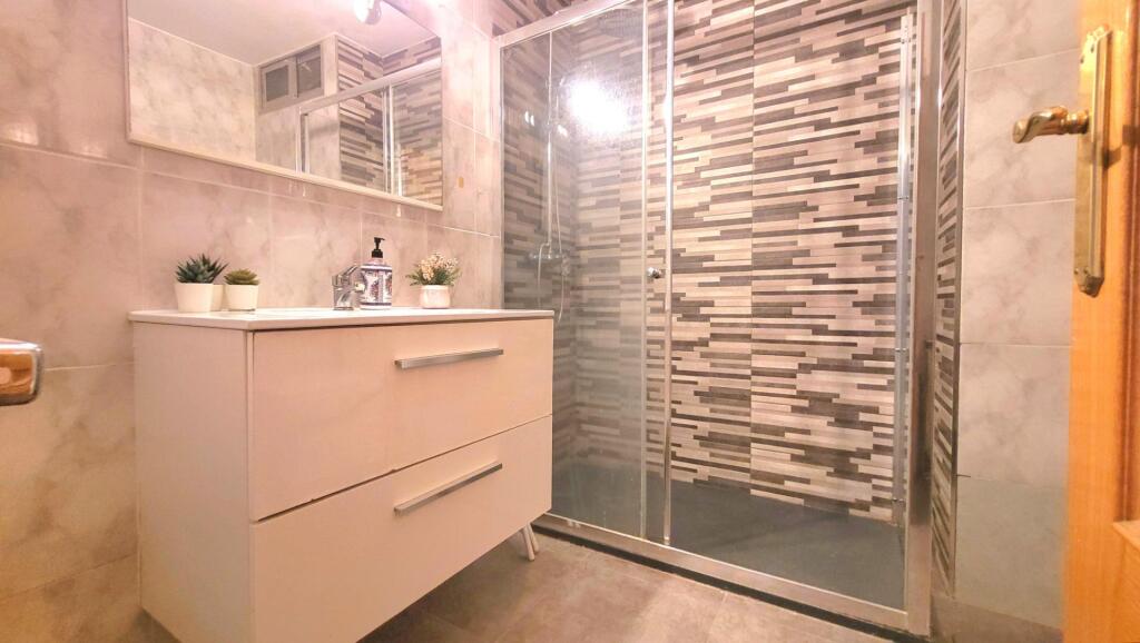 PISO DE CUATRO DORMITORIOS, EXTERIOR, LUMINOSO CON TERRAZA - foto 4