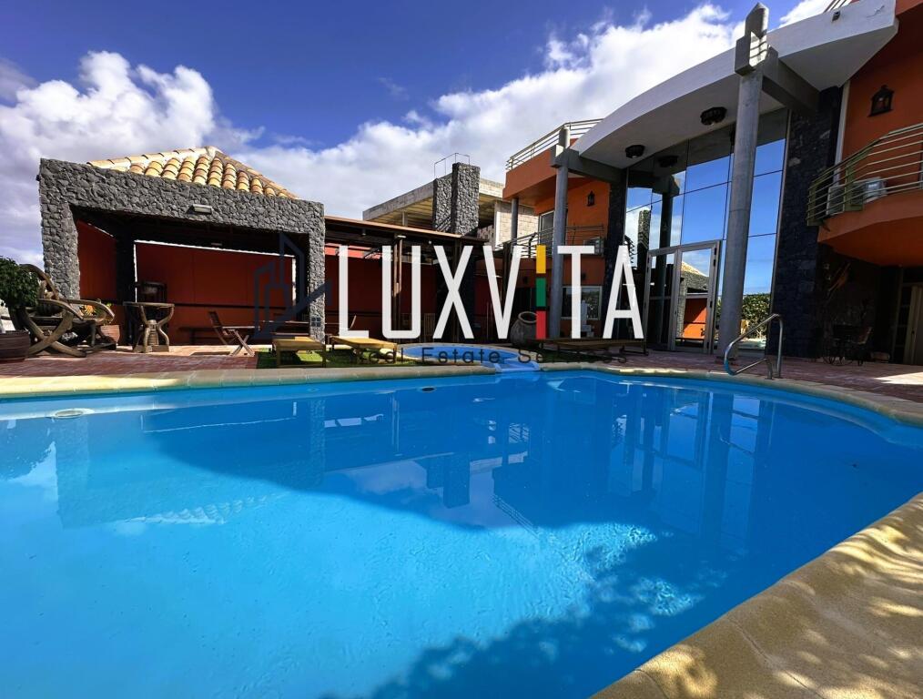 Exclusiva villa de lujo en El Madroñal – Tu oasis privado en Tenerife Sur con piscina y vistas de en