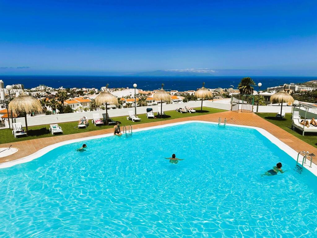Encantador Estudio con Terraza y Vista al Mar en Torviscas