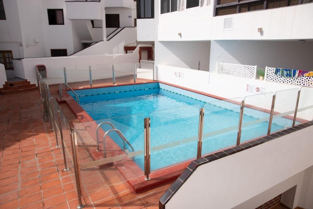 Piso Reformado de 2 habitaciones en Los Cristianos con Pisci