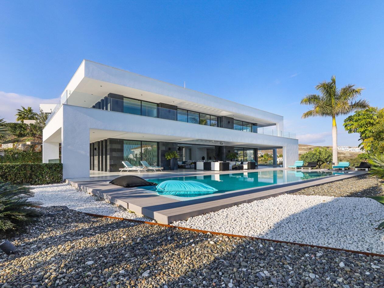 VILLA DE LUJO EN BENAHAVIS CON VISTAS AL MAR
