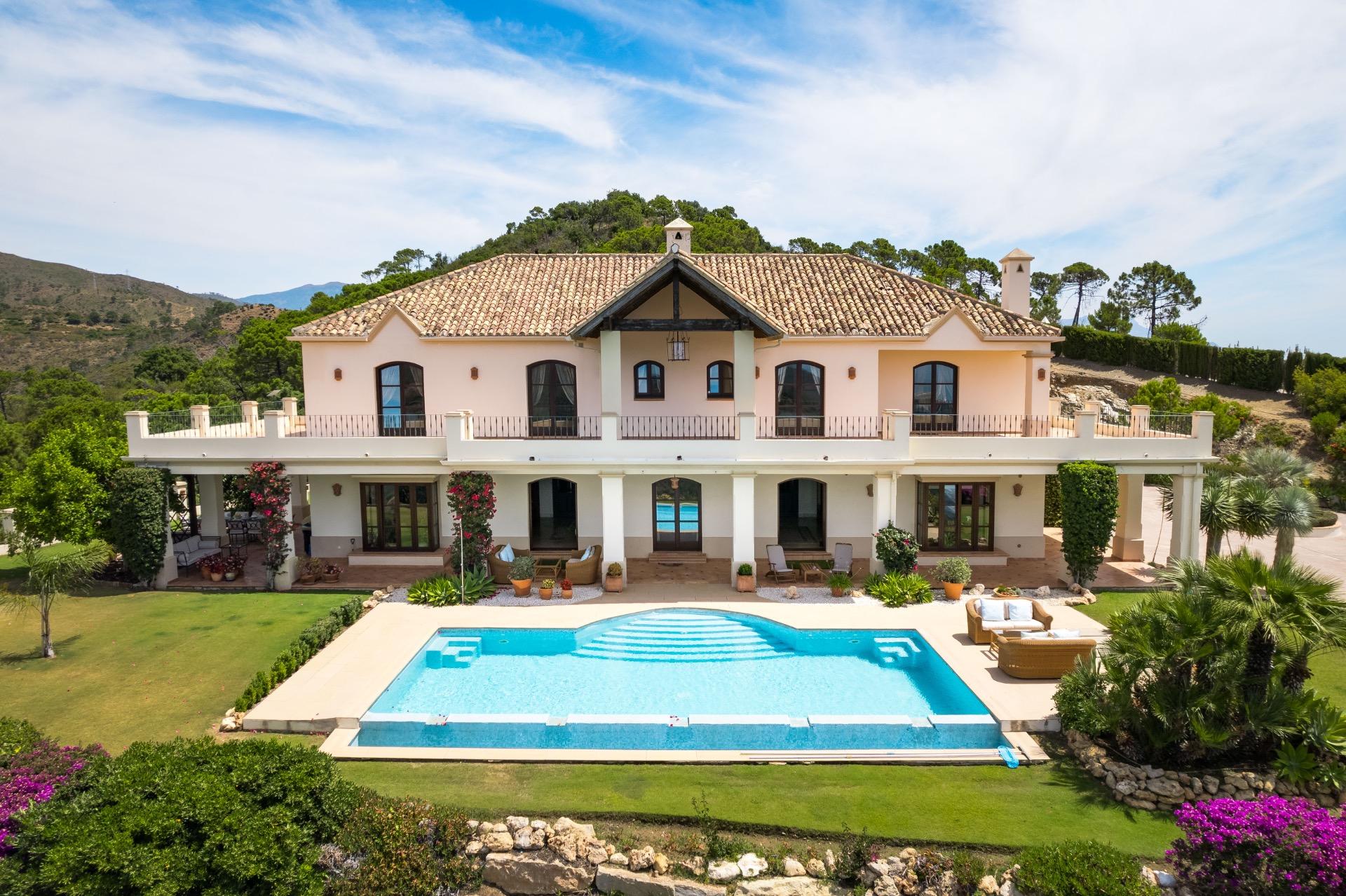 VILLA DE LUJO EN LOS MONTES DE ESTEPONA CON VISTAS AL MAR