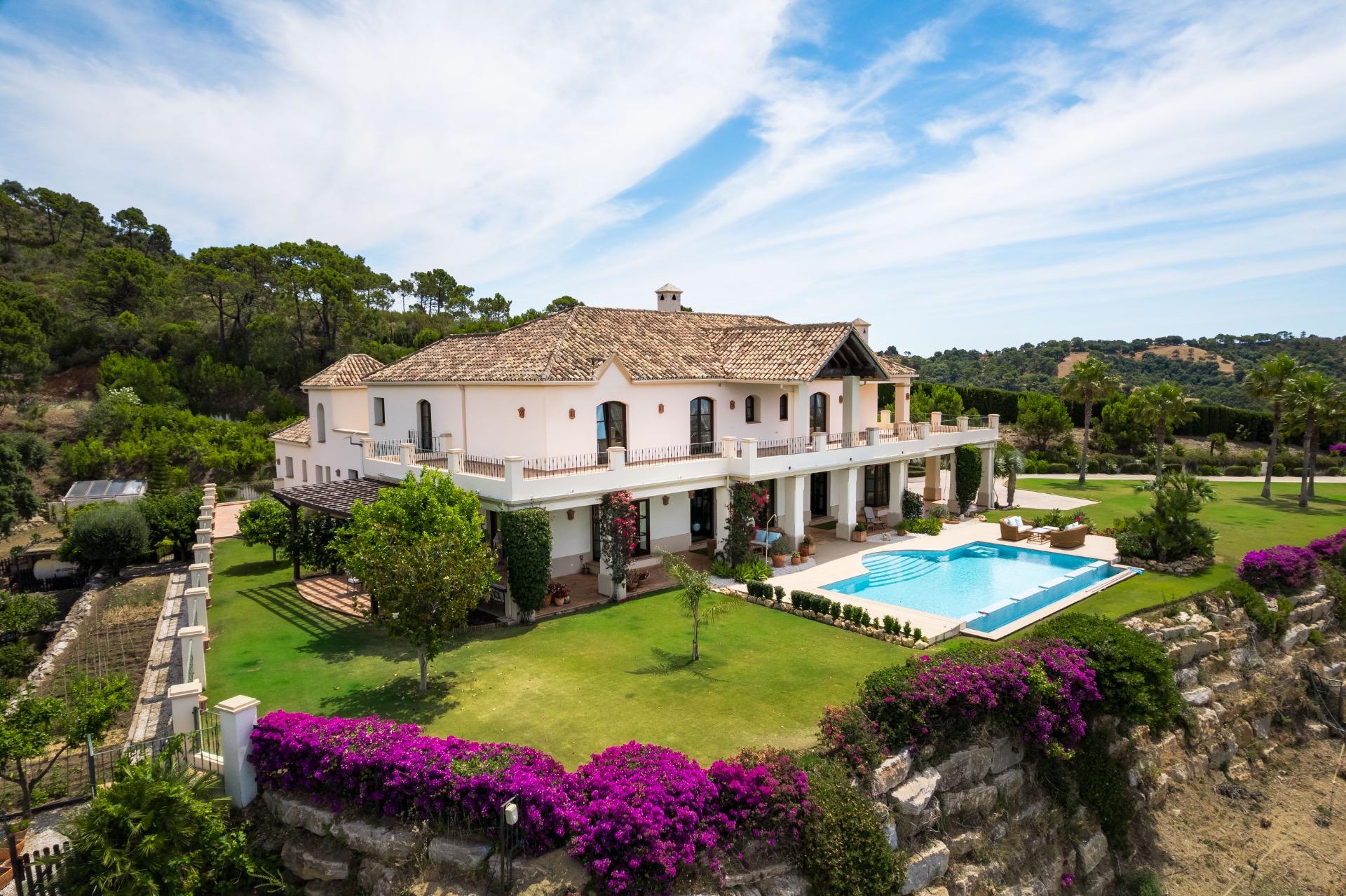 VILLA DE LUJO EN LOS MONTES DE ESTEPONA CON VISTAS AL MAR - foto 2