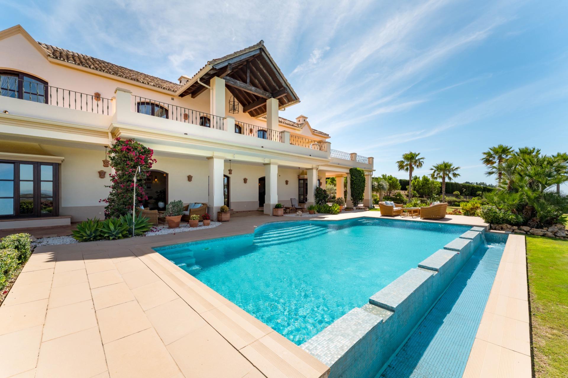 VILLA DE LUJO EN LOS MONTES DE ESTEPONA CON VISTAS AL MAR - foto 3