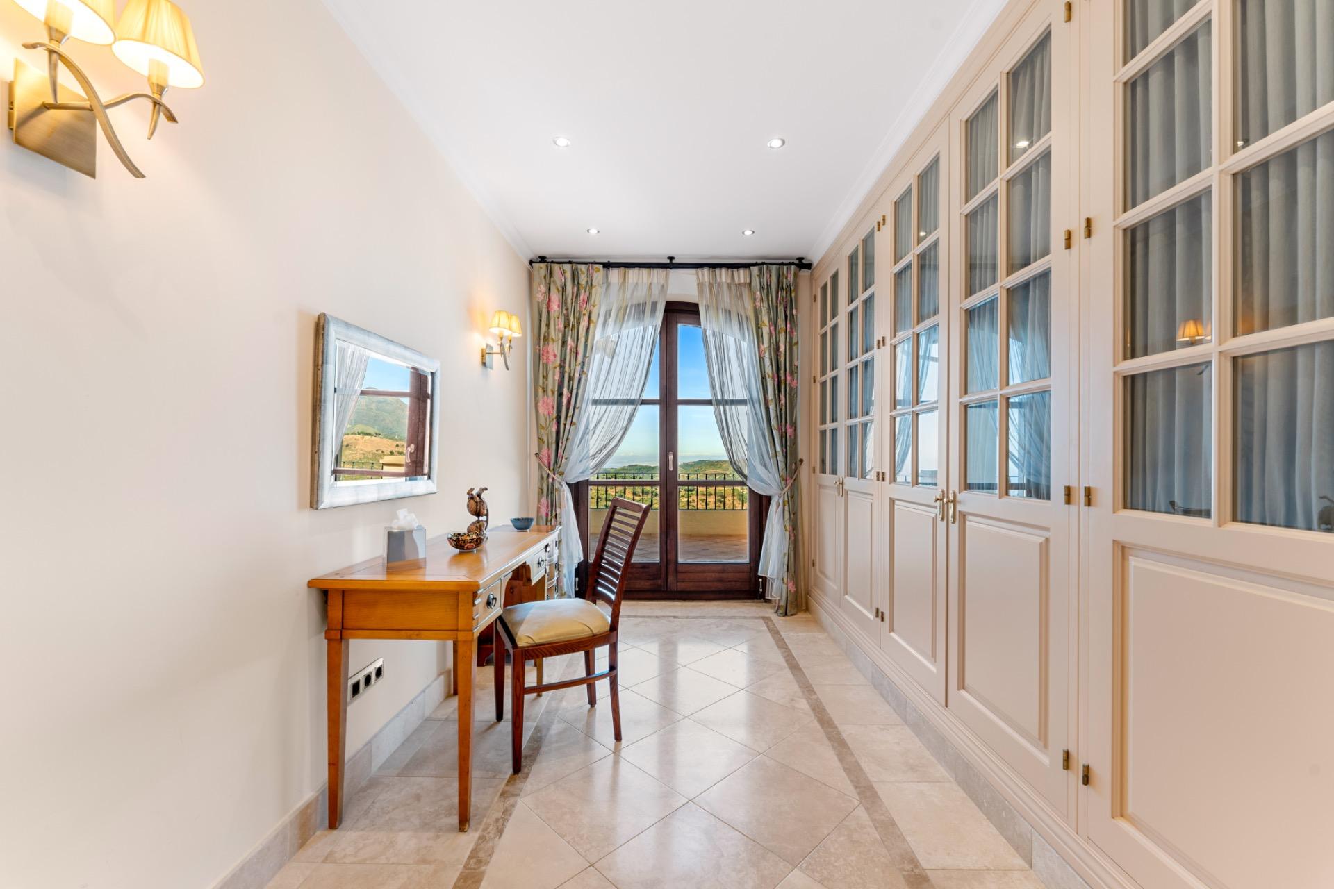 VILLA DE LUJO EN LOS MONTES DE ESTEPONA CON VISTAS AL MAR - foto 32