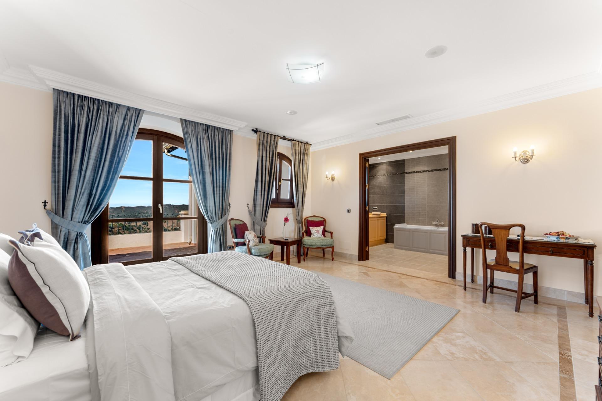 VILLA DE LUJO EN LOS MONTES DE ESTEPONA CON VISTAS AL MAR - foto 36