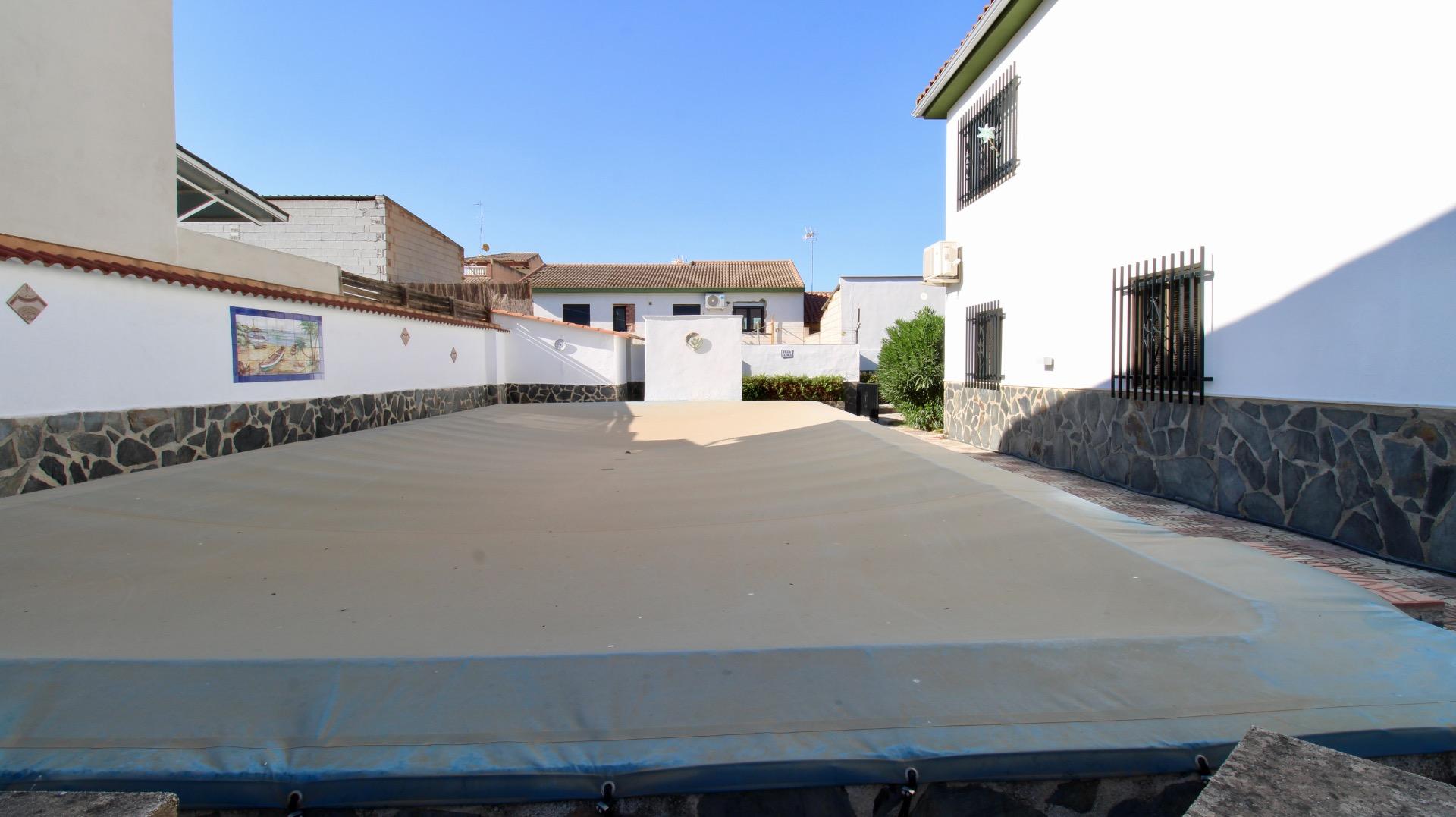 Chalet independiente con gran parcela, piscina privada y gar