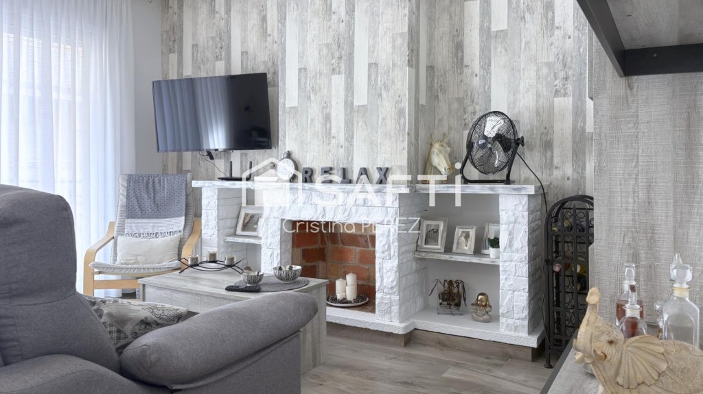 Casa con licencia turística y garaje en Los Pinos - foto 3