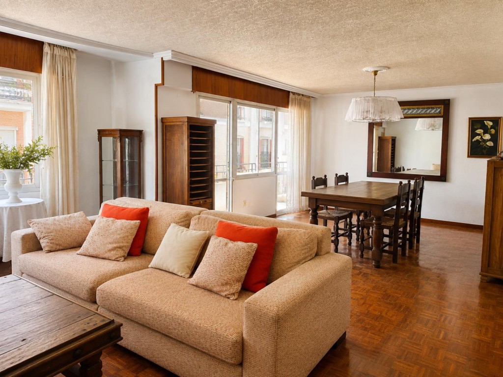 EXTRAORDINARIA VIVIENDA CON 4 habitaciones EN LA ZONA DE EUG - foto 2